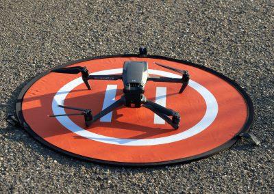 Le drone au sol sur la piste de décollage